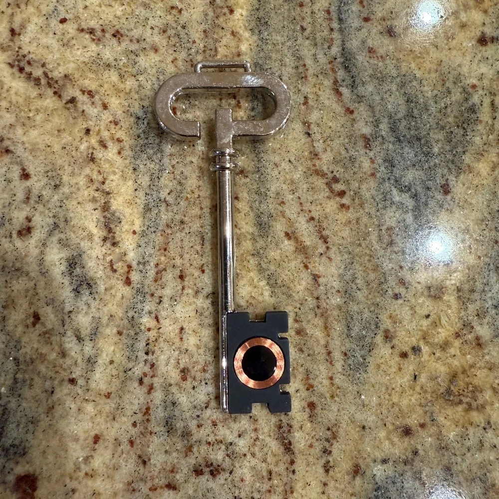 Gulliver’s Gate Key - Picture 2 of 6